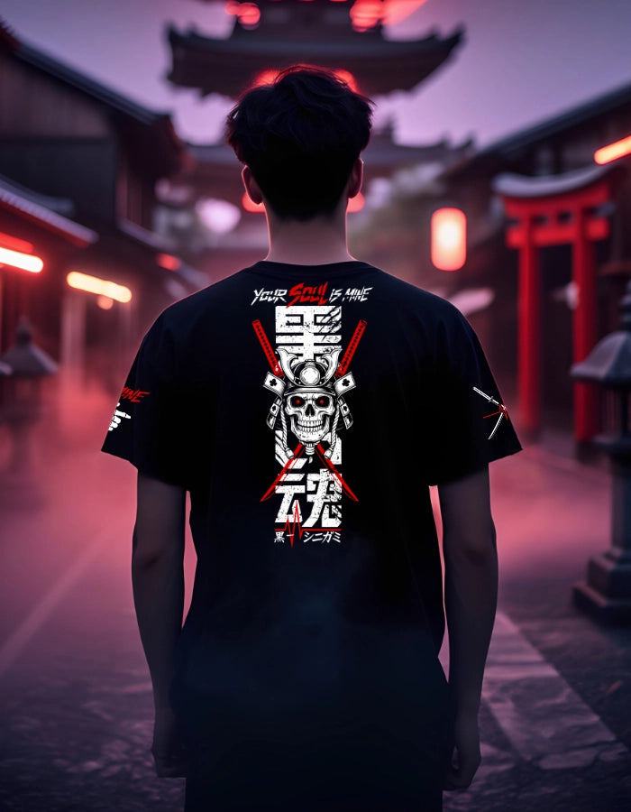 Model wearing a black streetwear T-shirt with a samurai skull design and red katanas, Japanese kanji reading “Black-V” and “Shinigami.” Eco-friendly, unisex, and high-quality Japanese-inspired fashion.