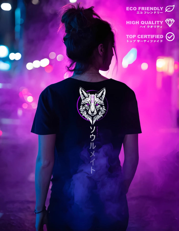 Female model wearing a high-quality, eco-friendly black T-shirt with a geometric wolf and vertical Japanese text “Soulmate.” Neon lights and vapor add to the bold streetwear aesthetic.