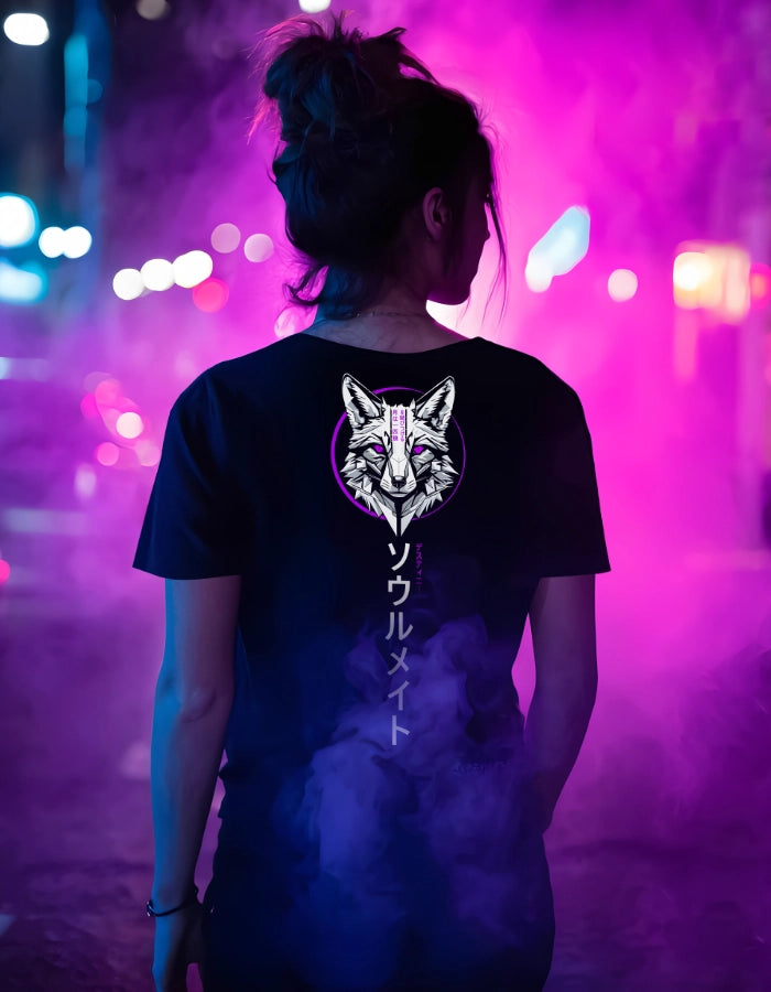 Female model wearing a high-quality, eco-friendly black T-shirt with a geometric wolf and vertical Japanese text “Soulmate.” Neon lights and vapor add to the bold streetwear aesthetic.